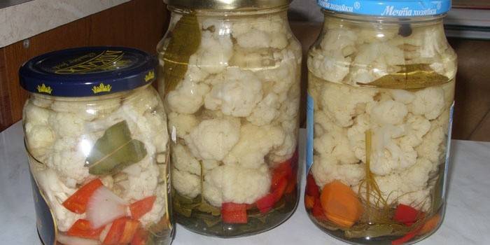Marinoidun kukkakaalin purkit