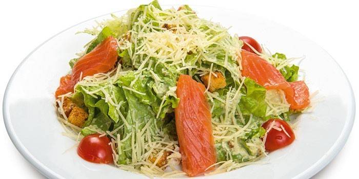 Ensalada César con Pescado Rojo