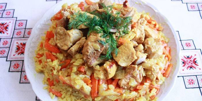 Pilaf pronto com frango em um prato