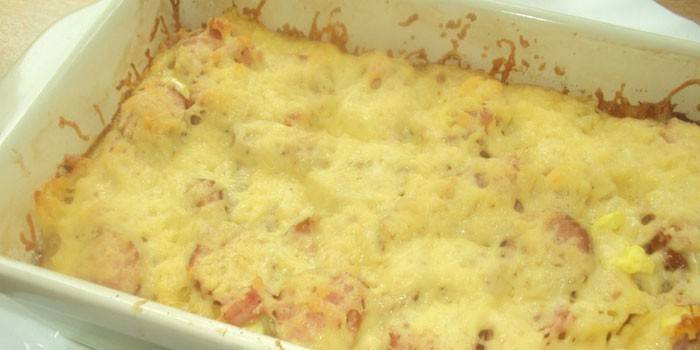 Caçarola de macarrão com salsichas e queijo