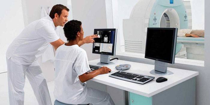 Doktorlar bilgisayarlı tomografi yapar
