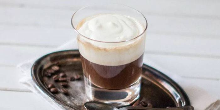 Klar irsk kaffe i et glass