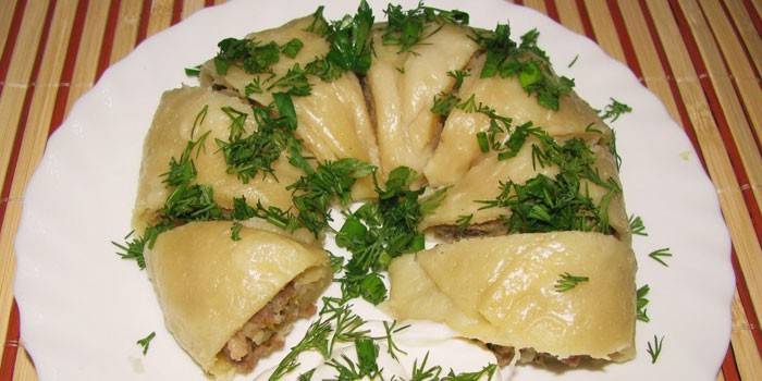 Manti paresseux avec des verts sur une assiette
