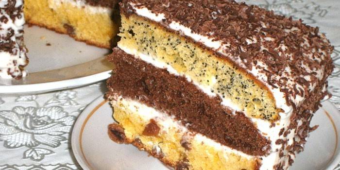 Bolo de três tipos de bolos de bolacha e creme azedo