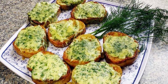 Bánh mì trắng nướng với phô mai kem, thì là và tỏi