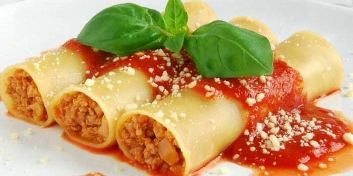 Mit Hackfleisch gefüllte Cannelloni in Tomatensauce