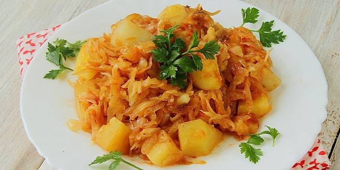 Bắp cải hầm với khoai tây trong một cái đĩa