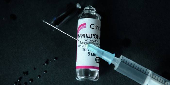 Ampoule de Mildronate et seringue avec le médicament