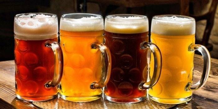Beer ng iba't ibang mga lahi sa baso