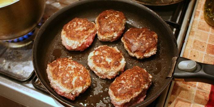 Carne moída zrazy em uma panela