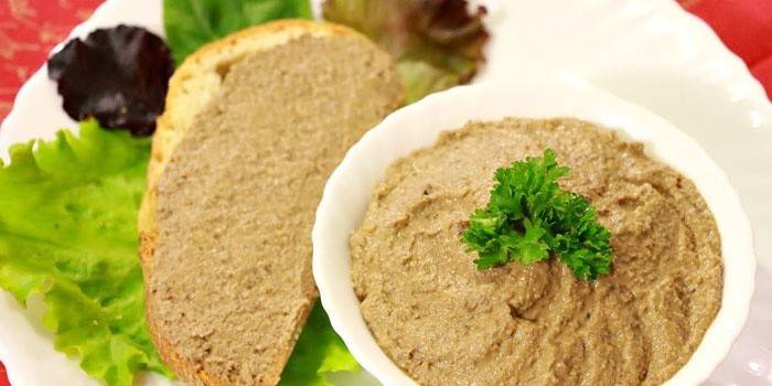 Pate gan trên đĩa với bánh mì