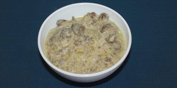 Plato na may atay ng manok sa sarsa ng kulay-gatas