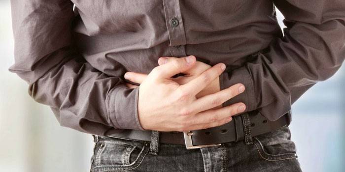 L'uomo incrociò le braccia sul ventre