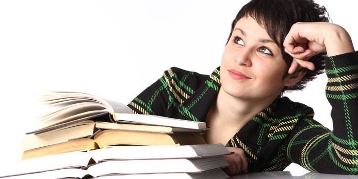 Ragazza e libri