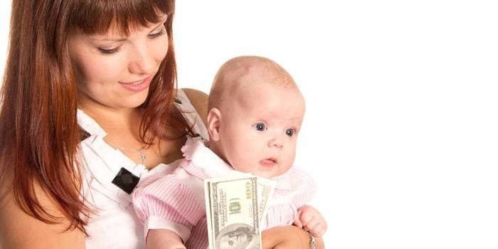 Cô gái có con và tiền trong tay