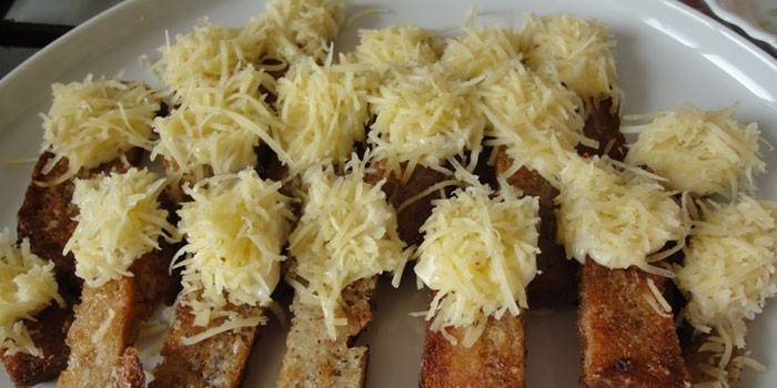 Bánh mì chiên với phô mai và tỏi trên đĩa
