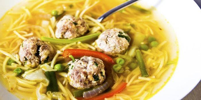 Suppe mit Nudeln, grünen Bohnen und Fleischbällchen