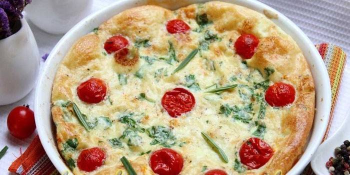 Omletă gătită gătită cu roșii și ierburi