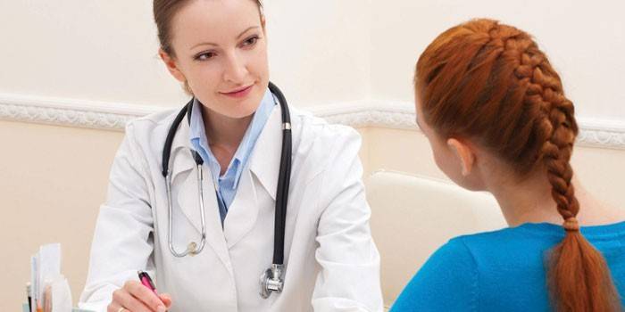 Fată la întâlnirea medicului