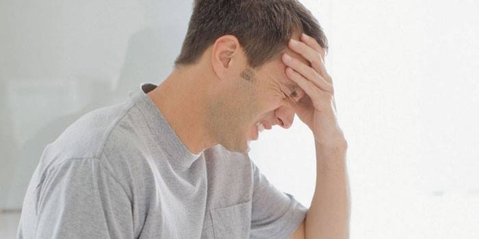 Un hombre tiene dolor de cabeza