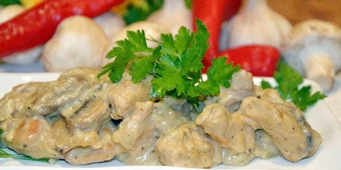 ตุ๋นเนื้อไก่งวงในซอสครีมบนจาน