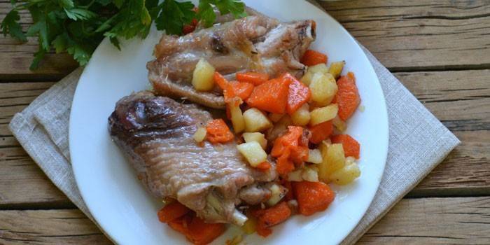 Pedaços de carne de peru com legumes