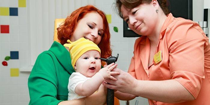 Mujer con un niño y un médico