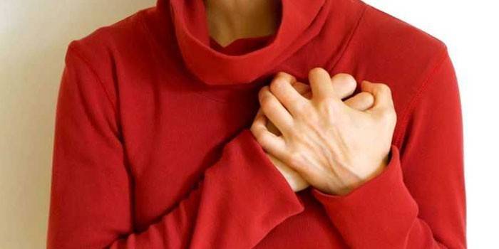 Frau verschränkte die Arme im Herzen