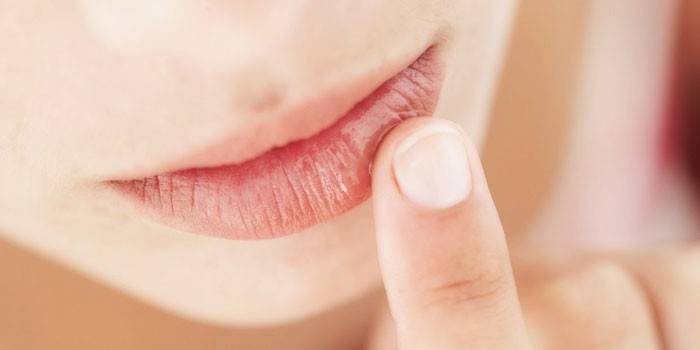La ragazza si mise un dito sulle labbra