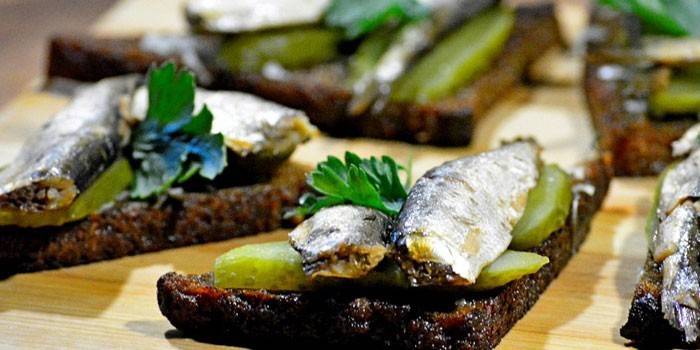 Sandwiches de pescado con picatostes