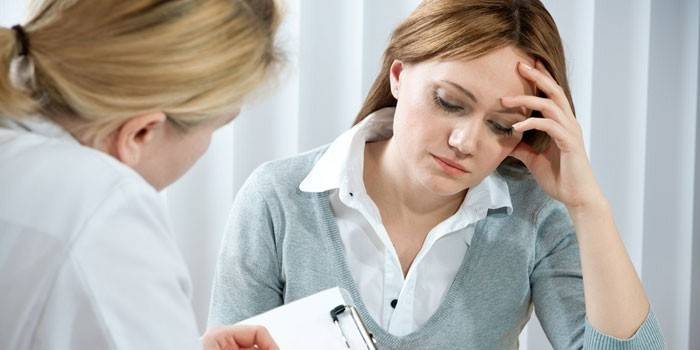 Fille chez le docteur