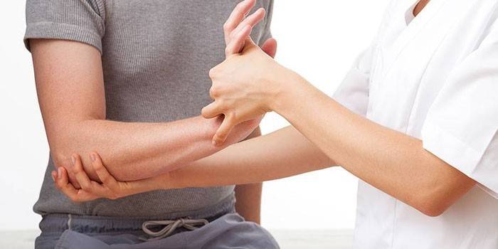Il medico esamina il paziente