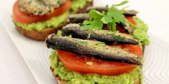 Sandwiches de pescado con tomate