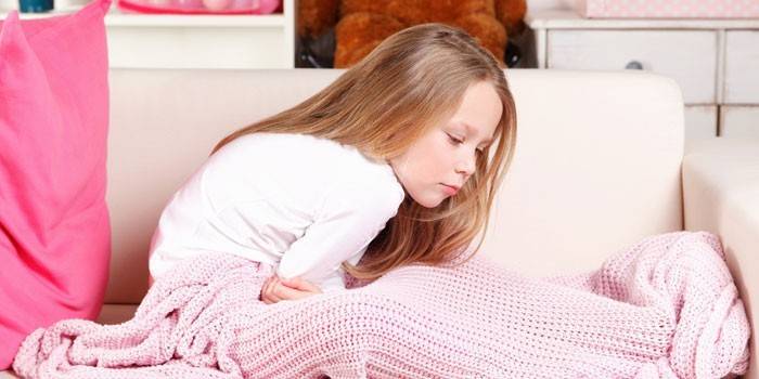 La niña tiene dolor de estómago.