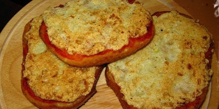 Bánh sandwich nóng sẵn sàng với semolina và xúc xích