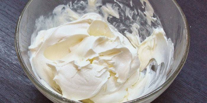 O creme de leite dá uma tonalidade branca como a neve