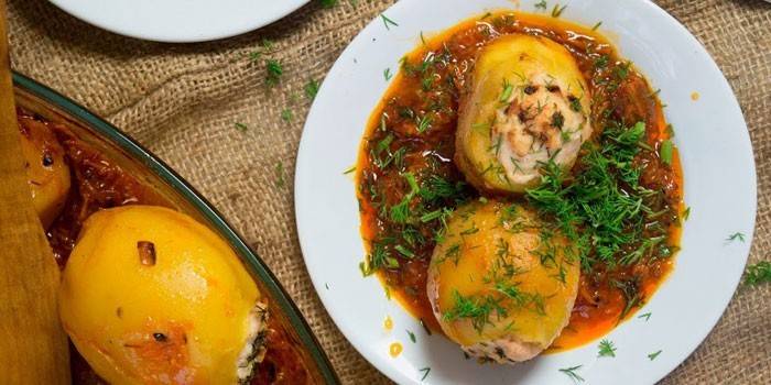 Pommes de terre farcies au four en sauce