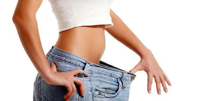 Ragazza in jeans grandi
