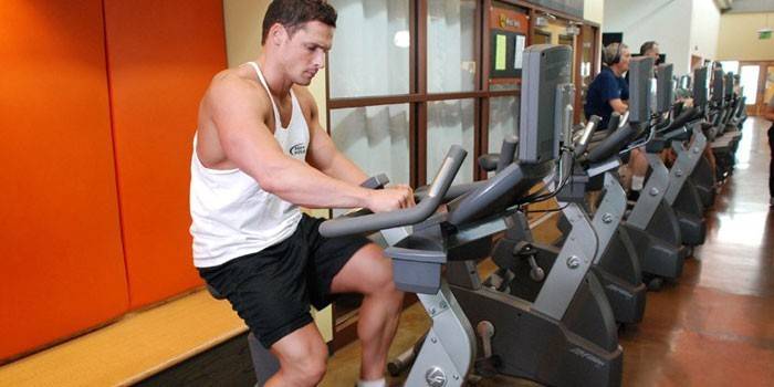 Um, homem, ligado, um, bicicleta exercício, ginásio