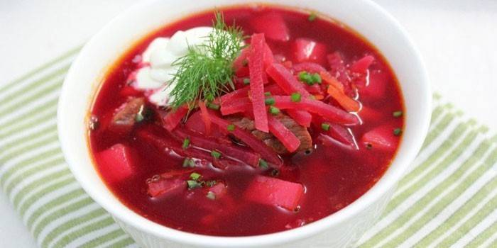 Борш върху телешки бульон със заквасена сметана