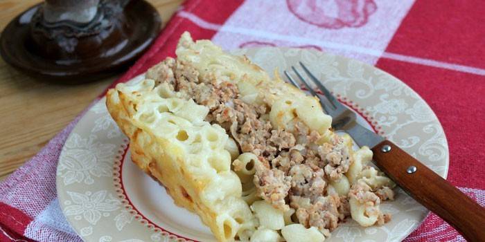 Caçarola de macarrão com uma camada de carne picada