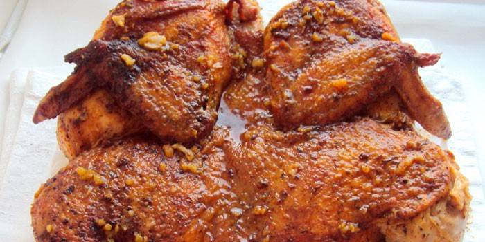 Frango de tabaco assado estilo georgiano em molho