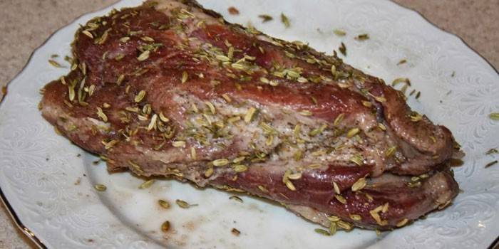 Bir parça domuz boynunda baharatlar