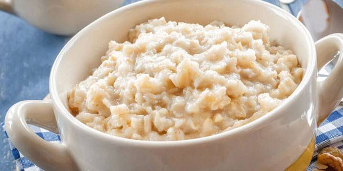 Avena lista en agua en un plato