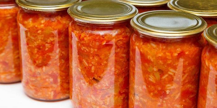 Lecho en conserve avec du riz dans des bocaux