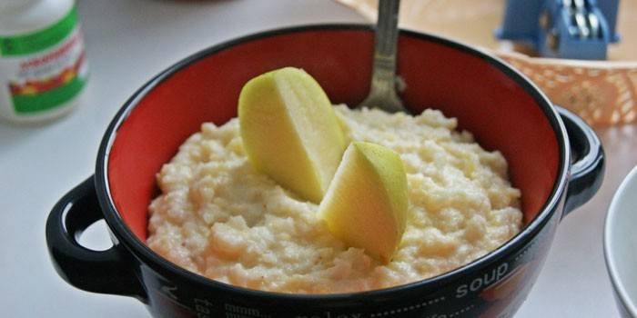 Gachas de leche Amistad con rodajas de manzana