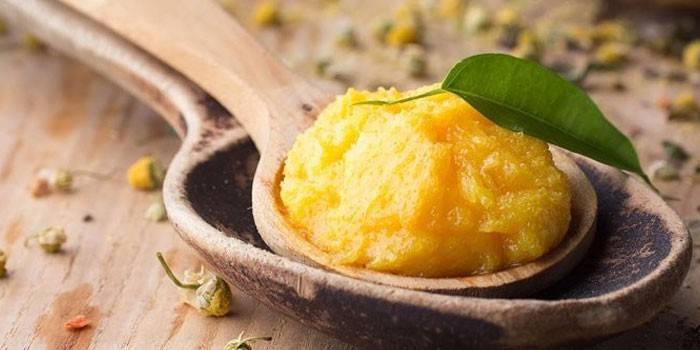 Ghee en una cullera de fusta