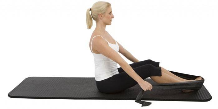 Cô gái ngồi trên một tấm thảm