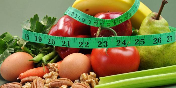 Verduras, frutas, huevos, nueces y un centímetro.