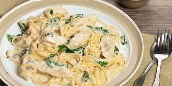 Espaguete de frango em molho de creme